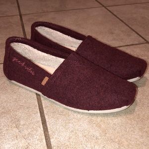 Toms “good vibes” slip on